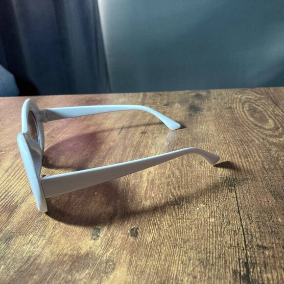 White Kurt Cobain style Oval Cat Eye Sunglasses with Dark Lenses - Picture 5 of 9